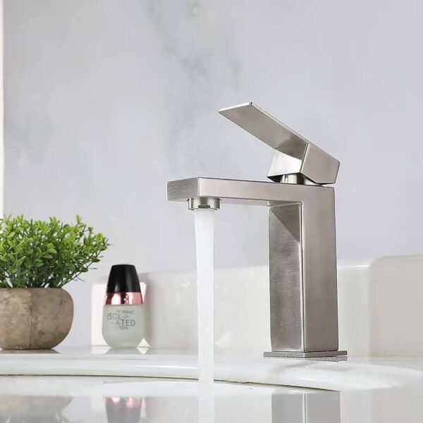 brushed-nickel-maincraft-single-hole-bathroom-faucets-hhk4f511bn-e1_1000